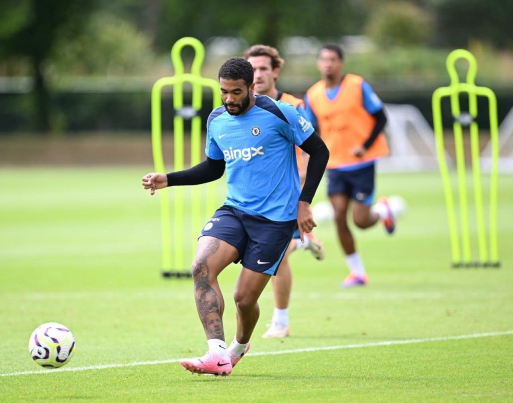 Reece-James-in-full-team-training-for-Chelsea-at-Cobham