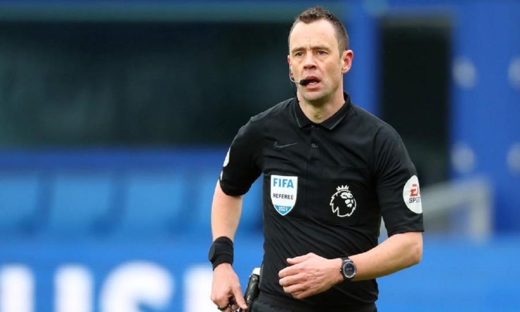 stuart-attwell-referee-running